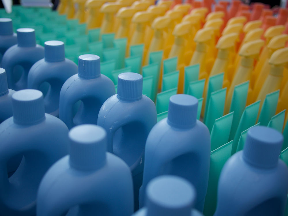 従来の洗濯洗剤の問題には、環境への影響、健康リスク、非効率性が含まれます。