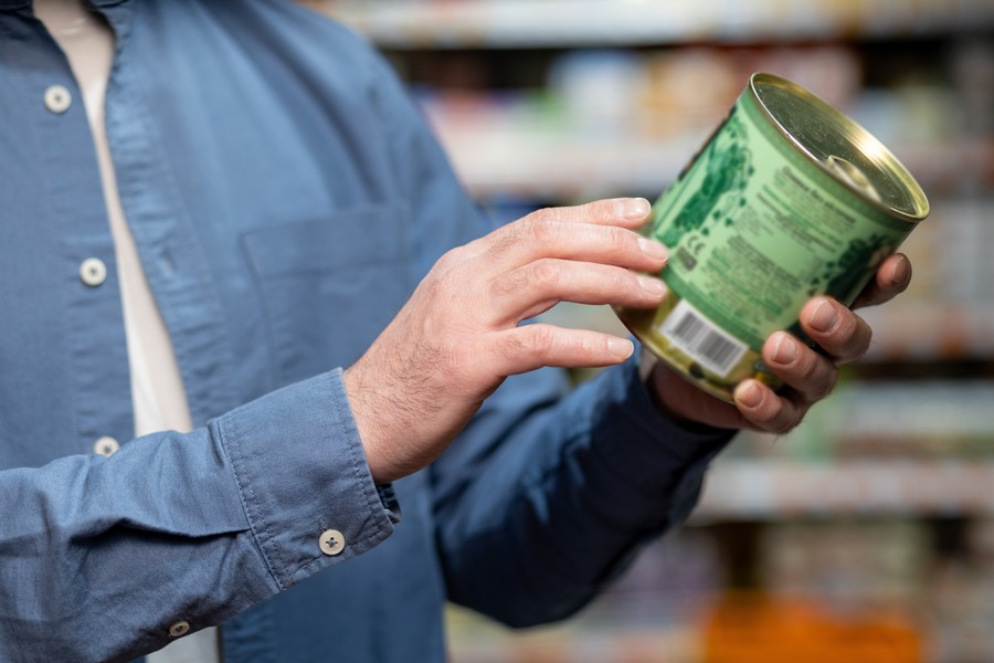 製品ラベルを確認する人物。